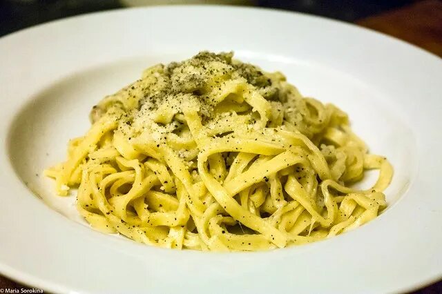 Cacio e pepe. Паста Качо Пепе. Римская паста Тонарелли Cacio e Pepe. Черные тальолини. Паста с черным перцем.