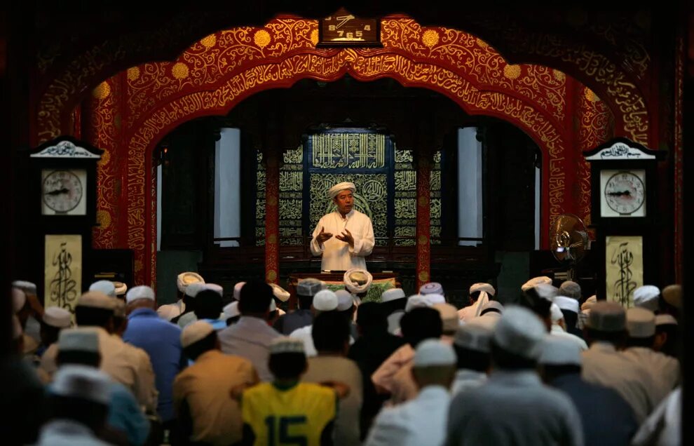 Выходной у мусульман. Китай Рамадан. Рамадан 2009 года. Молитва в мечети. Мечеть нюдзе в Пекине.