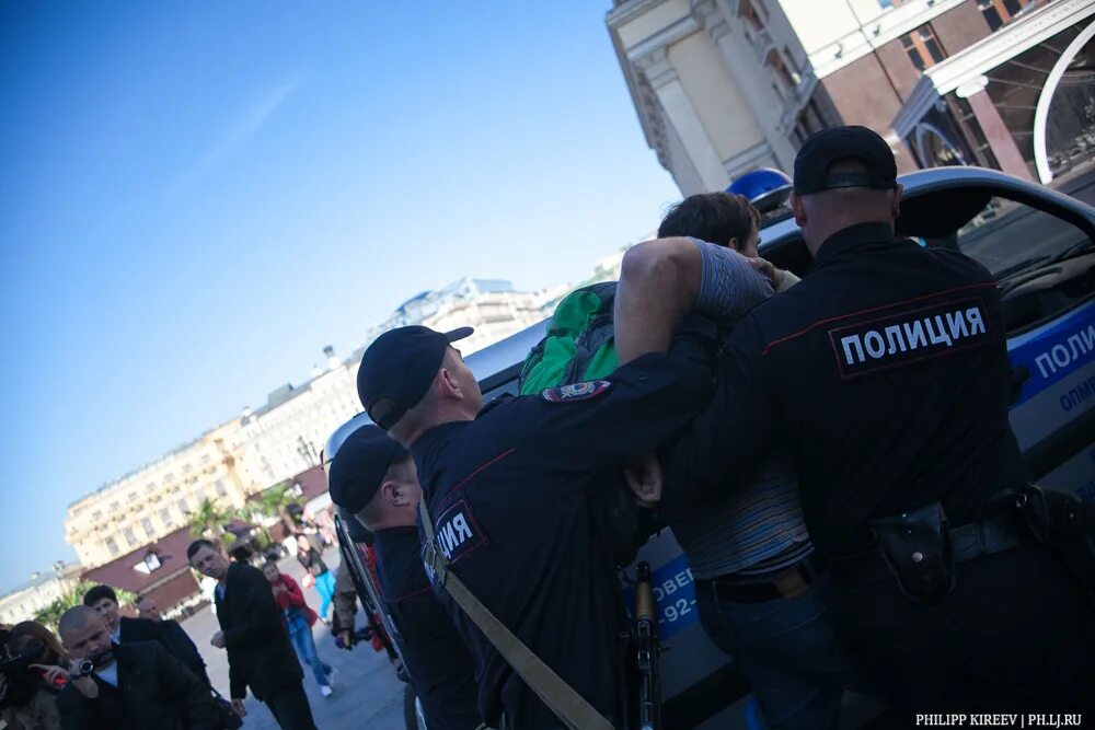 Арест монаха фото. Против нападения