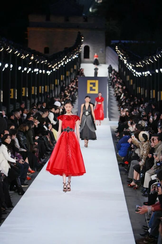 Fendi great wall. Показ фенди на китайской стене. Показ мод на китайской стене. Показ мод на китайской стене. Показ мод на великой китайской стене.