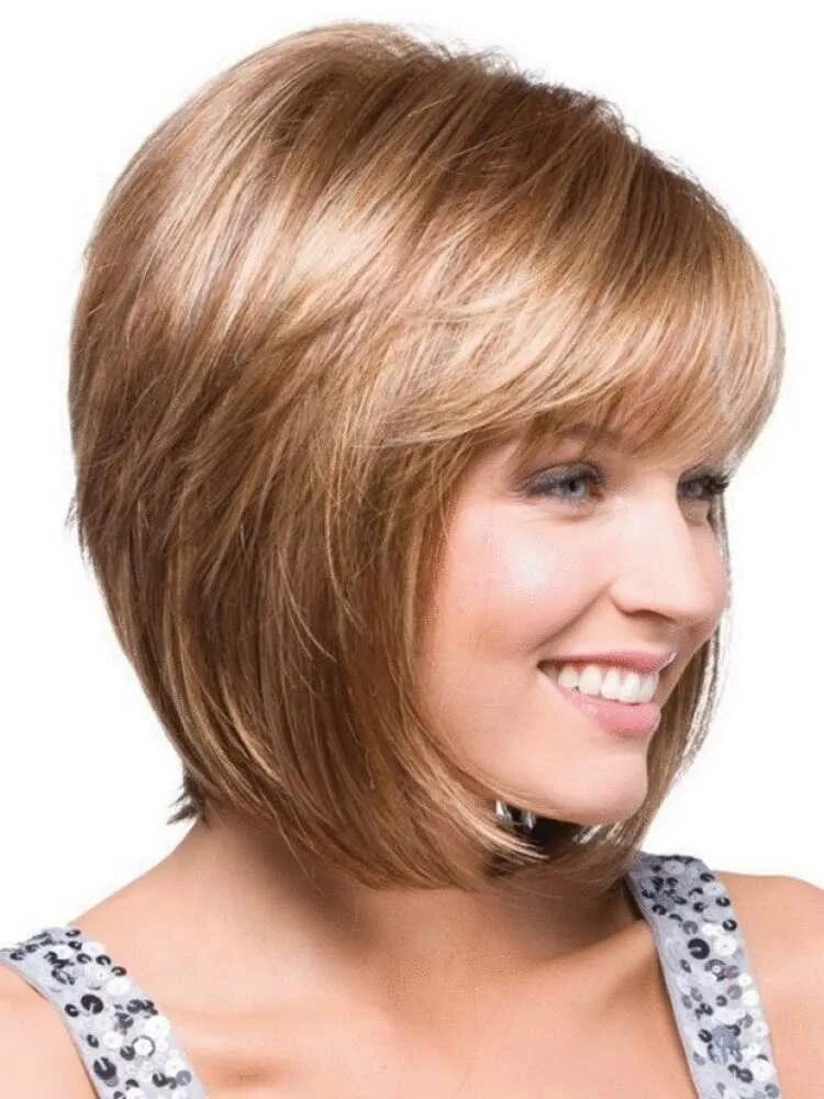 Боб каскад. Стрижка на вьющиеся волосы круглое лицо. Круглый каскад на средние. Стрижка каскад на средние волосы с челкой. Стрижки каскад лесенка с челкой для круглого лица.