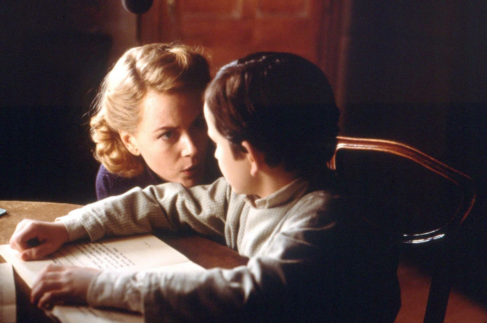 полигамная семья. друзья мужчины. трое друзей. трое мужчин разговаривают. детективный сериал числа.