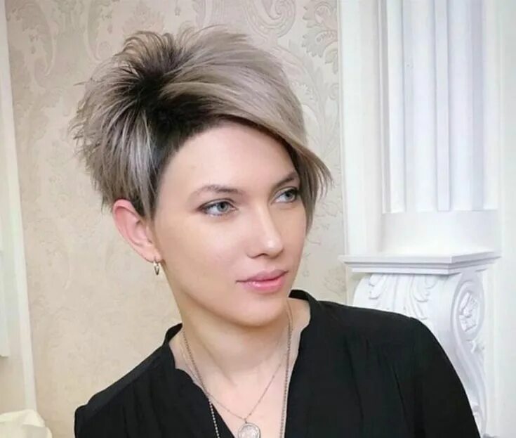 Гаврош, гарсон. Стрижки 24 года для женщин. Стильные стрижки 2022 женские. Стрижка пикси 2022-2023. Стильная стрижка для женщины 40 лет.