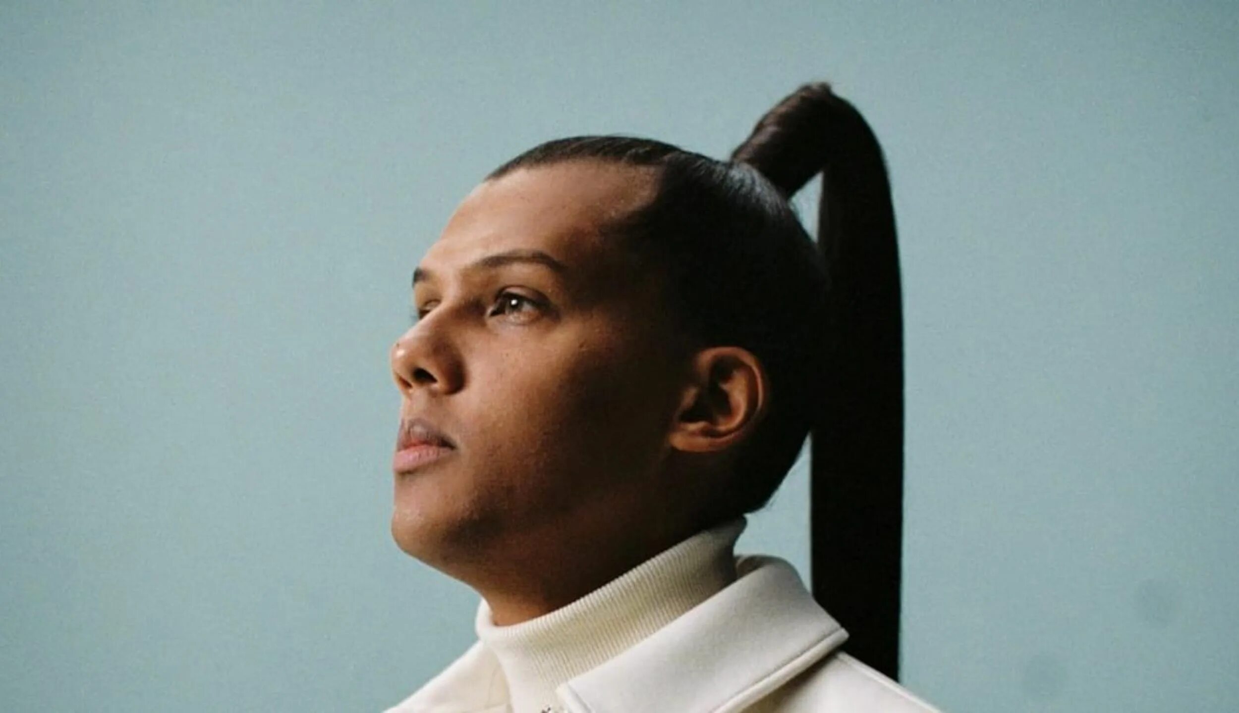 Француз песнь. Stromae 2022. Stromae 2021. Stromae сейчас 2020. Стромае певец 2022.