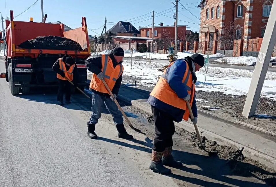 Выполнен ремонт дороги. Ямочный ремонт дорог. Дорожники ямочный ремонт. Ямочный ремонт литым асфальтом. Ямочный ремонт литой асфальт.