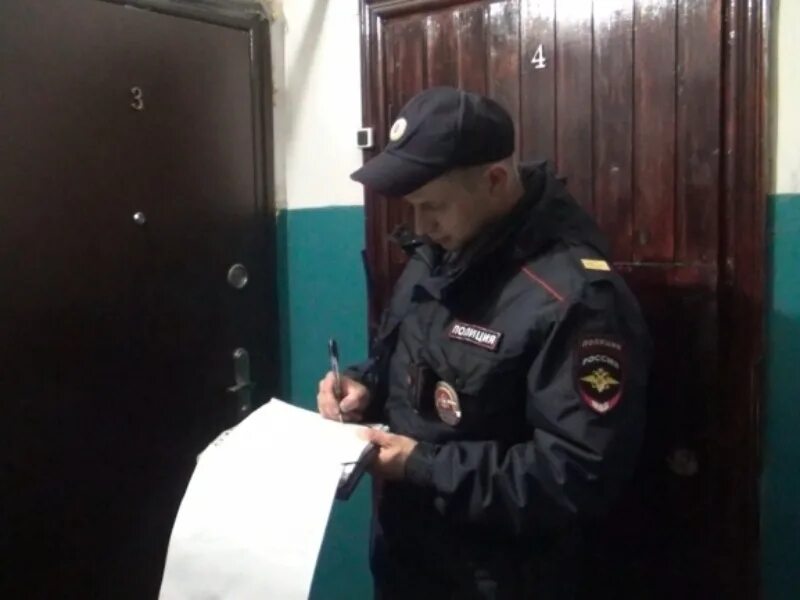 Участковый картинки. Профилактическое мероприятие быт. Сельский мент. Подростковая преступность родители. Арестованные девушки в суде.