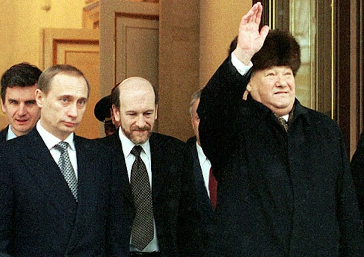 Ельцин 2000 год. Ельцин в 1999 году. Ельцин покидает Кремль 1999.