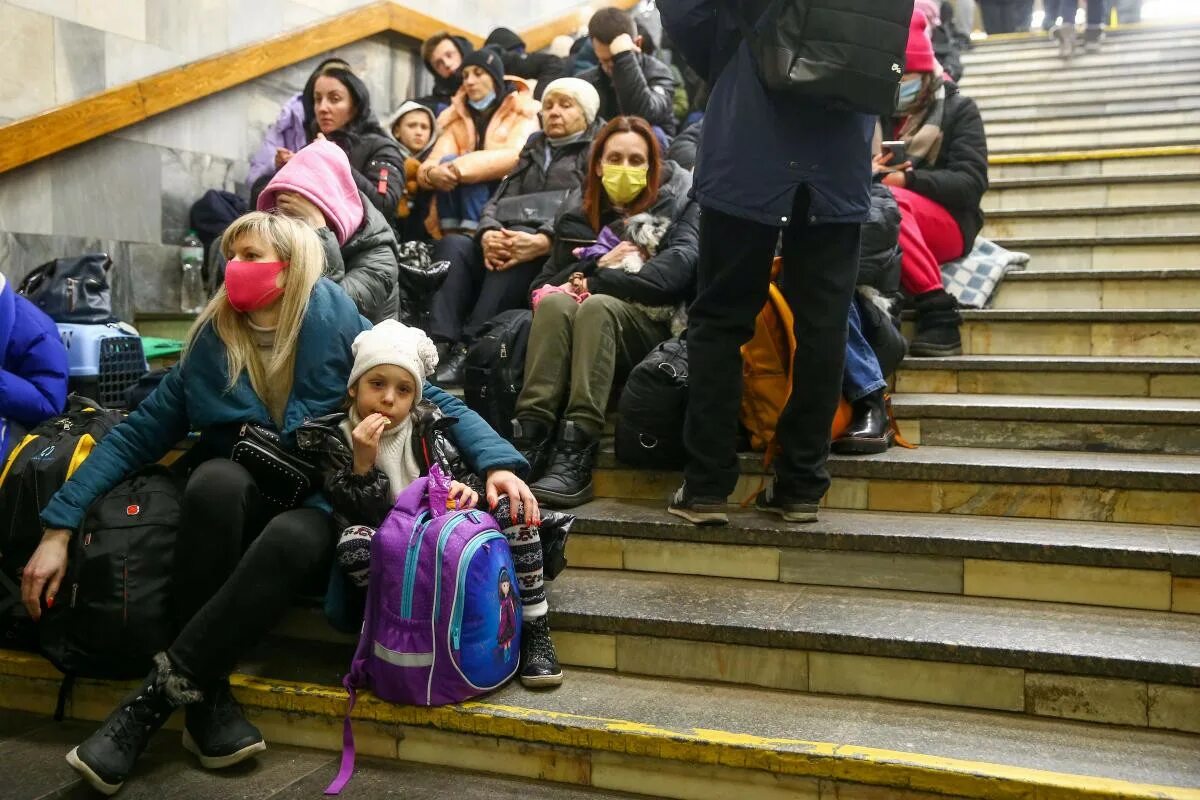 Киев сегодня что говорят люди. Люди в метро в киеве. беженцы в берлине. беженцы вип домой.