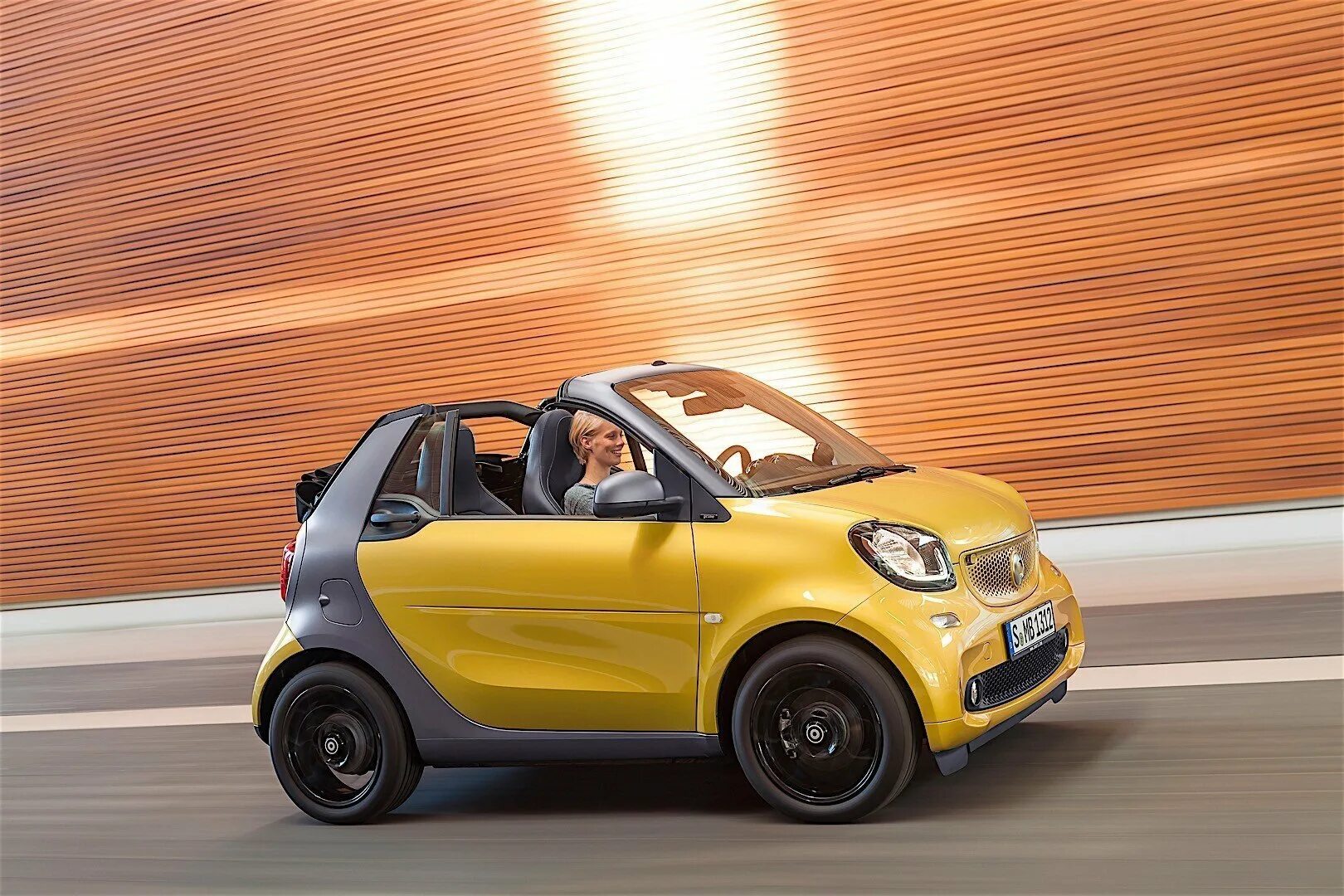 Есть ли двухместные. Smart Fortwo. Мерседес смарт. Мерседес 2 местный смарт. Мерседес Smart Двухместное.