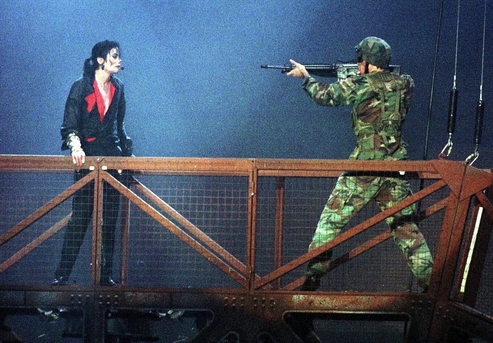 Джексон про войну. Michael jackson - earth song (1995). Earth song клип. Michael jackson - earth song (1995). Michael jackson earth song клип.