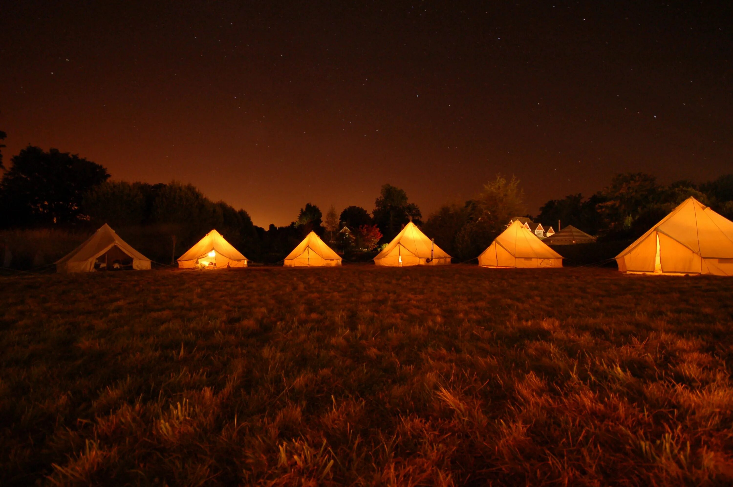 Night camp. Vuoksa Camp глэмпинг. Глэмпинг Тюмень. Глэмпинг на природе. Глэмпинг вечером.