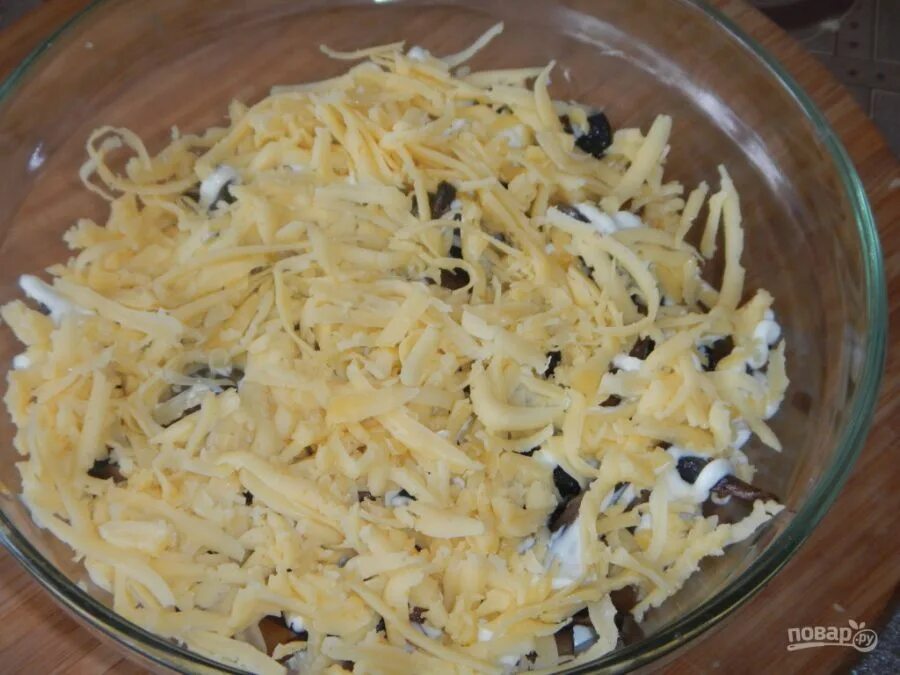 Салат с филе грибами сыром. Салат из курицы с грибами и сыром. салат с куриной грудкой и грибами слоями. салат курица грибы кукуруза.