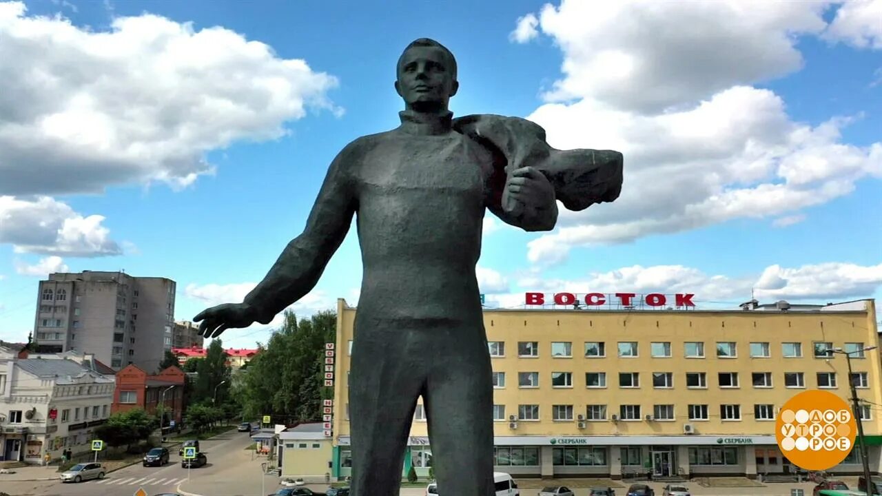 Г гагарин памятники. Памятники города Гагарин Смоленской области. Памятник Гагарину в городе Гагарин. Г Гагарин Смоленской области памятник Гагарину. Памятник Юрию Гагарину в городе Гагарина Смоленской области.