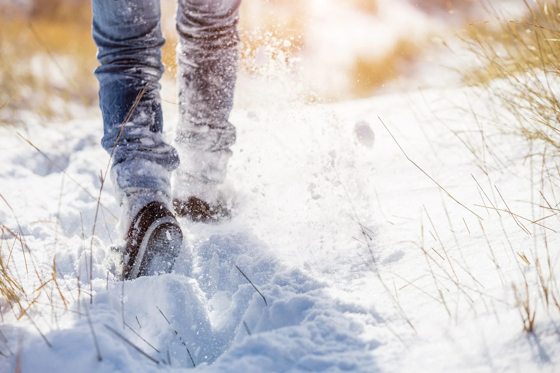 Шаги по снегу. Зимние шаги. Заснеженные ботинки. Иду по снегу.