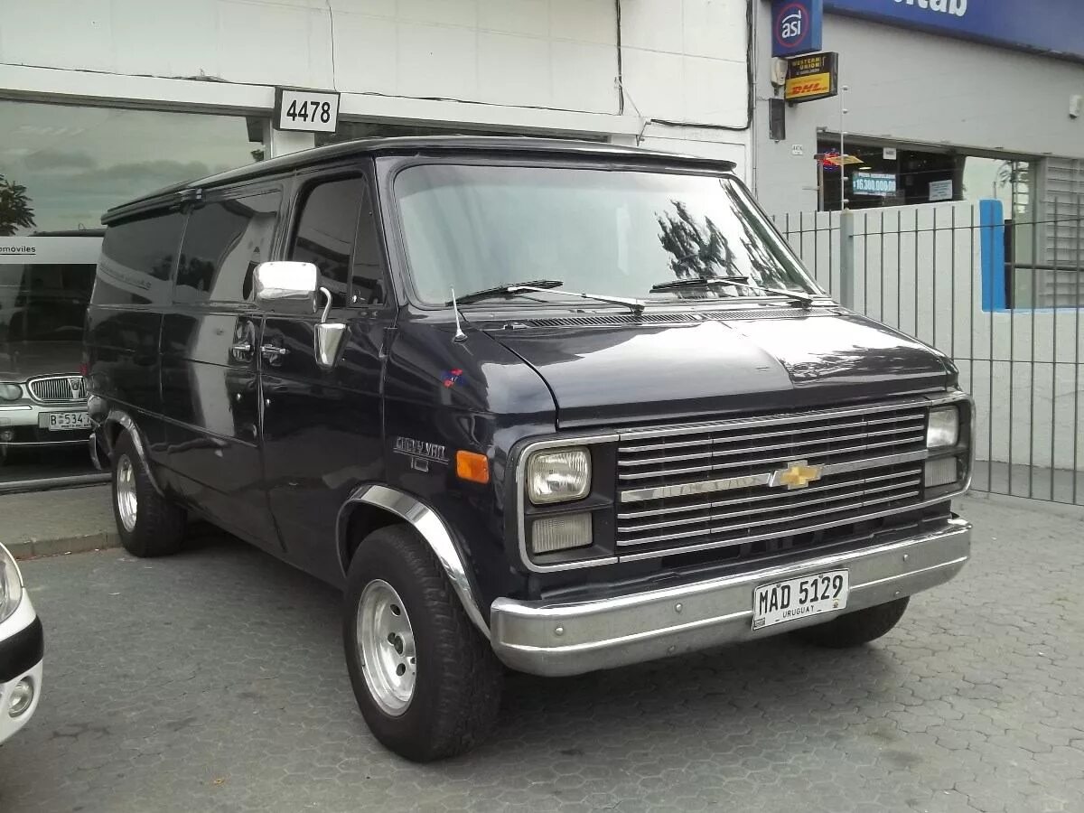 Купить фургон московская область. Chevrolet chevy van 10. Шевроле Ван 1995 черный. Шевроле Шеви Ван 2000. Фургоны Chevrolet chevy van 10.