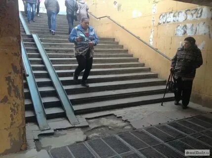 Девочка которая упала в подземный переход видео