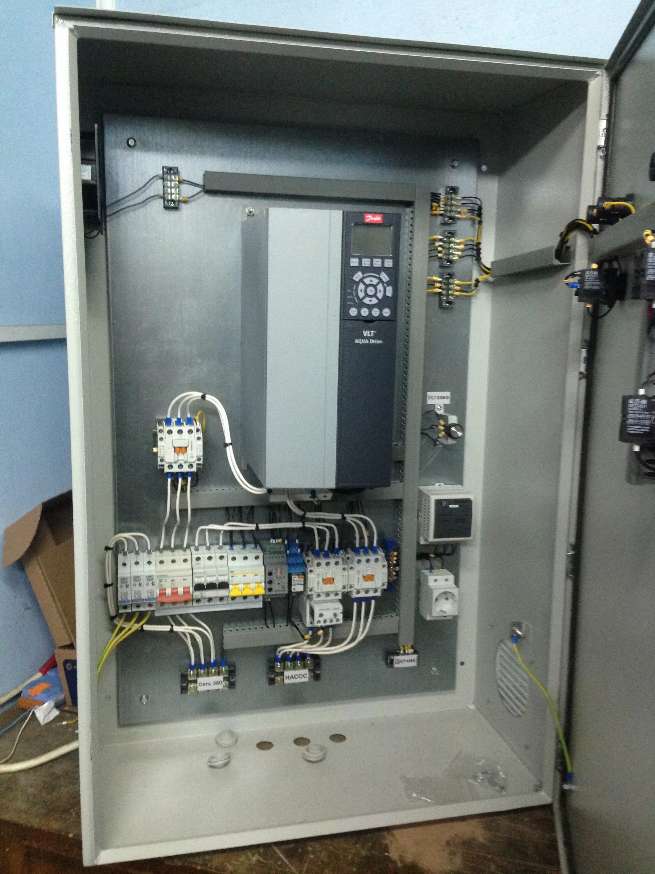 Шкаф управления с частотным преобразователем eura. Станция управления сугн-1-15 данфосс. Частотный преобразователь для электродвигателя 160 квт. Частотно-регулируемый привод vfd015el43a. Шкаф управления шун-е-1пч-1эд-18,5-0,4 уз ip54.