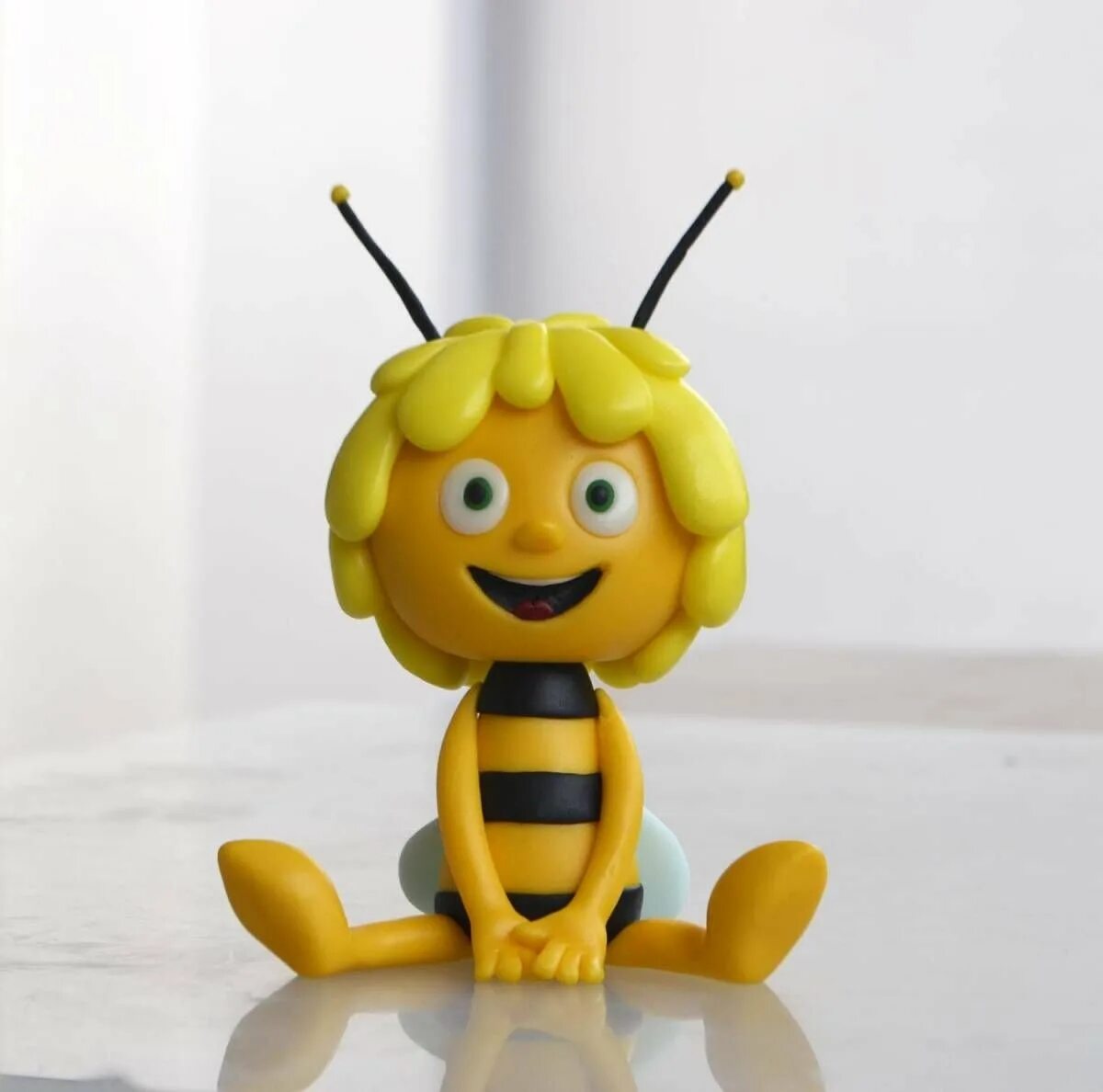 Пчелка из киндера. Торт Пчелка Майя. Пчелка Майя и Пчеленок. Пчелка Майя из полимерной глины. Пчелка Майя из пластилина.