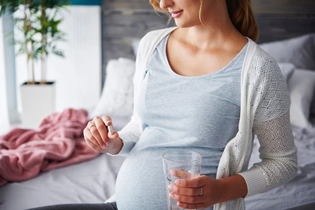 Принимать витамины во время беременности. Беременность. Беременные.