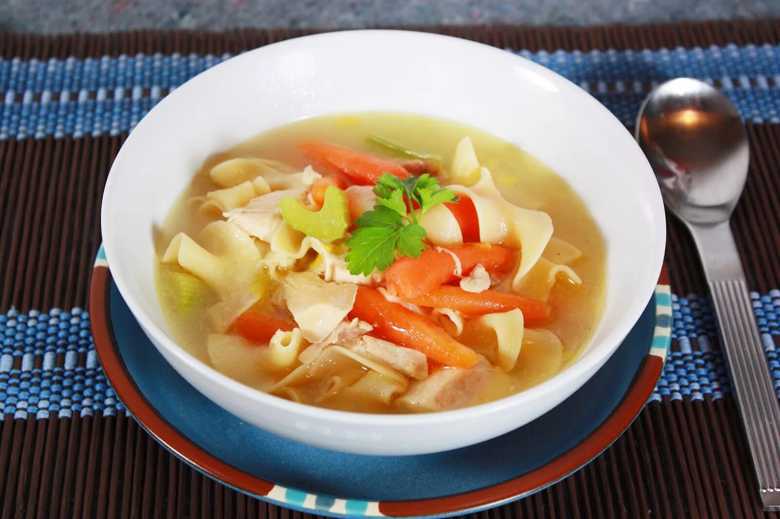 Какой суп можно сварить из курицы. Бульон с овощами. овощной суп с курицей. суп куриный овощной. куриный супчик с овощами.