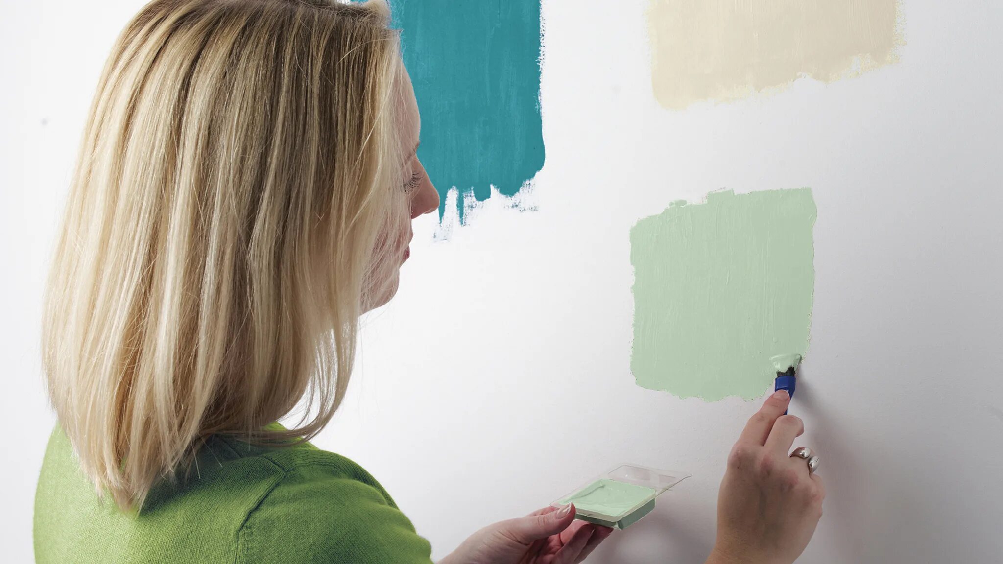 Можно перекрасить обои. Краска для стен. Крашенные стены. Покраска стен в квартире. Краска для стен в квартире.