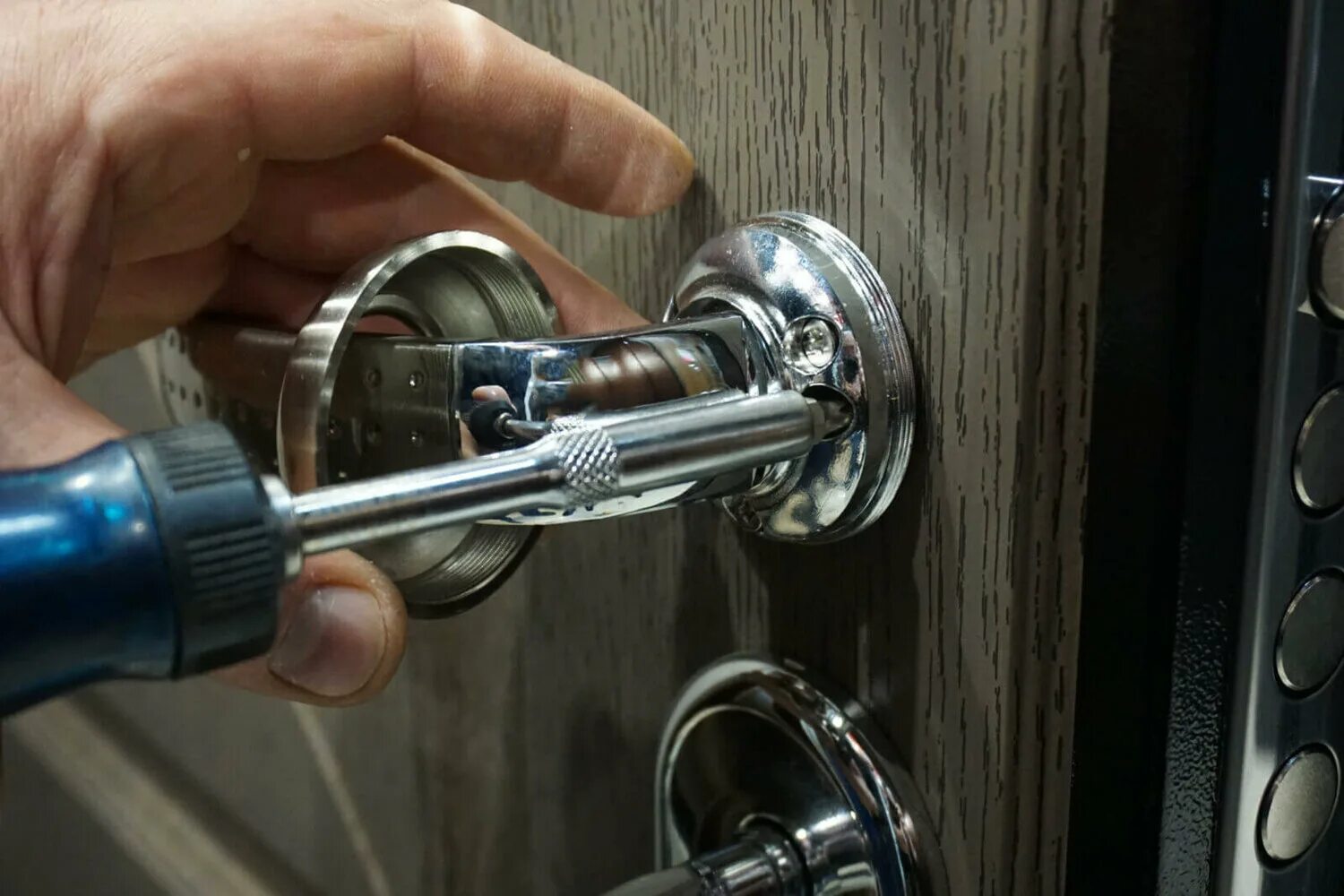Дверной замок без ключа. Вскрытие замков. Вскрыть замок. Дверной замок без ключа. Замок дверной.