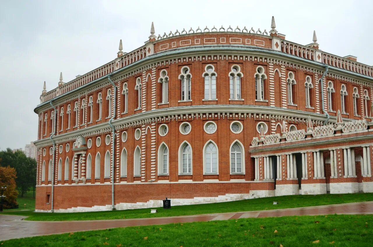 Суд царицыно. Архитектура Баженова Царицыно. Баженов хлебный дом в Царицыно.