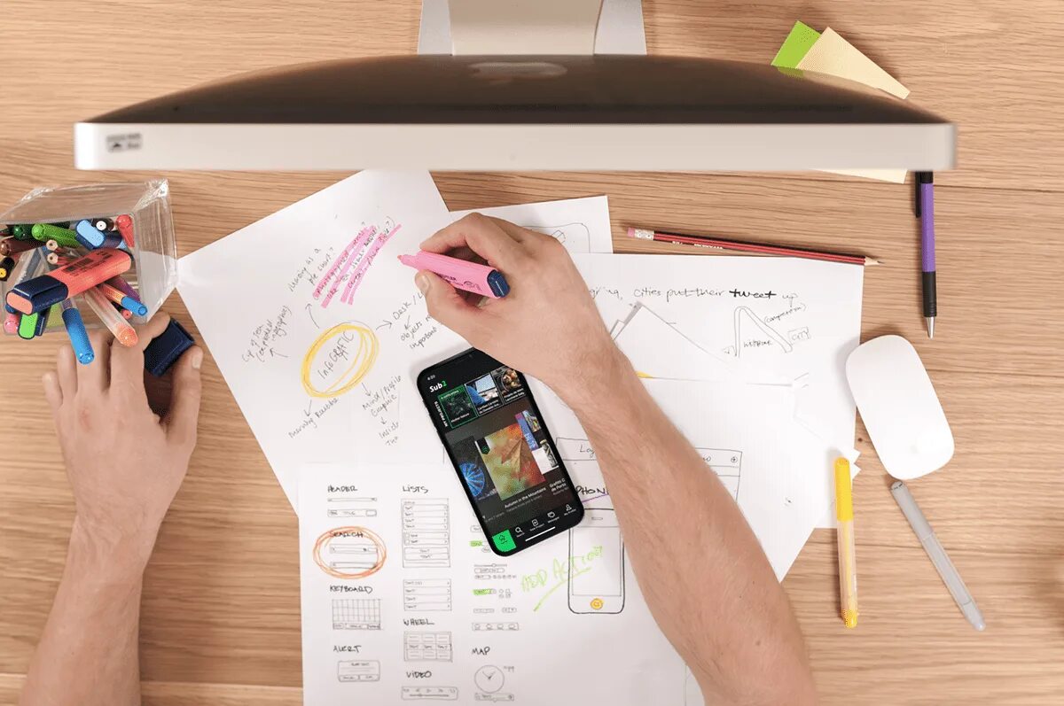 Человек с планшетом. Разработка дизайна. Фотосессия для дизайнера. Графический дизайнер. Девушка графический дизайнер.