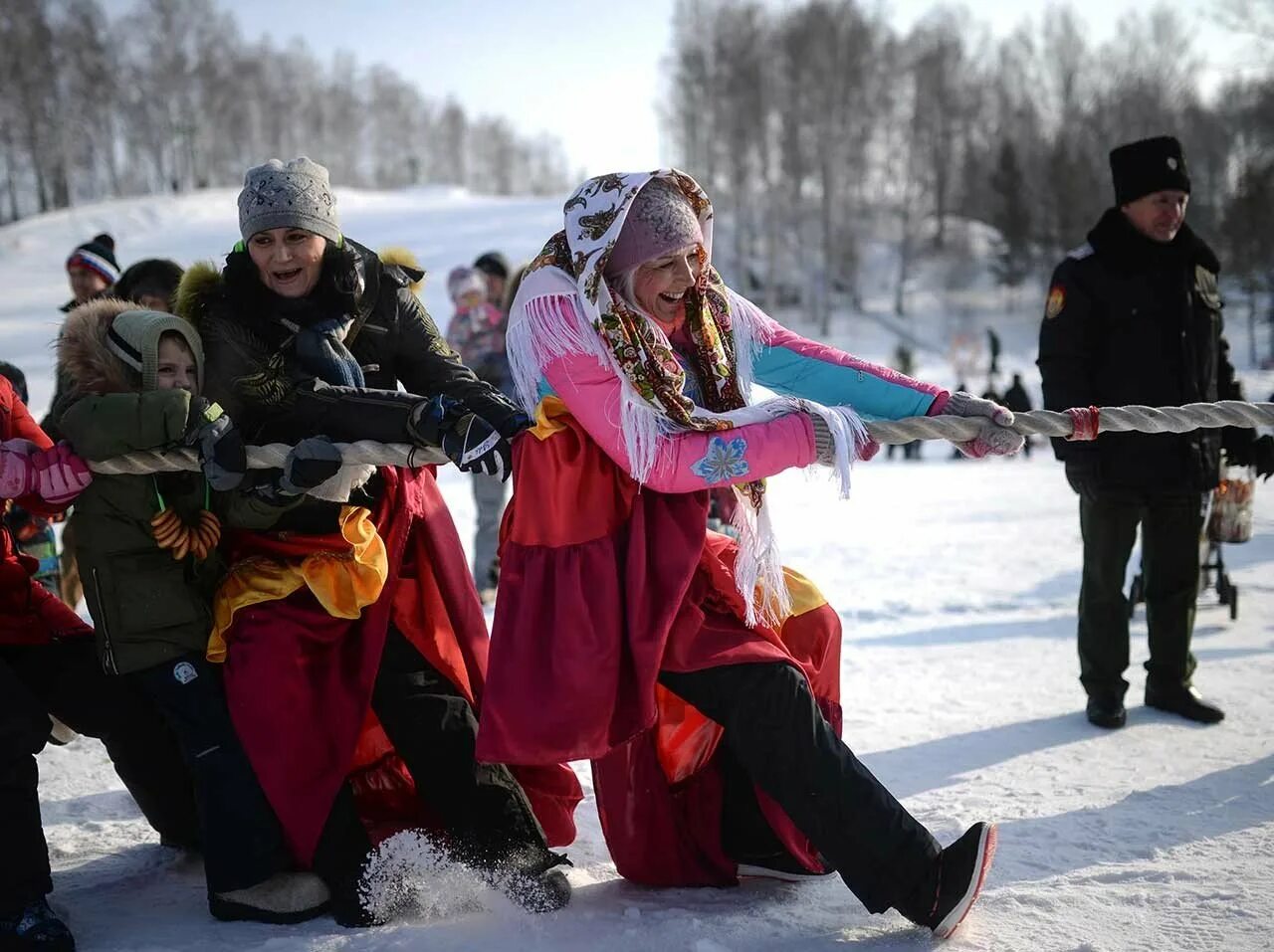 Русские народные развлечения. Перетягивание каната на Масленицу. Зимние гуляния. Народное гуляние. Спортивные состязания на Масленицу.