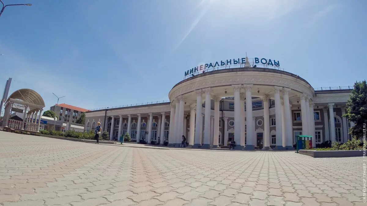 Поезда сегодня минеральные воды. Вокзал Минеральные воды перрон. ЖД вокзал Минеральные воды. ЖД вокзал Кисловодск. Минеральные воды 2022 вокзал.