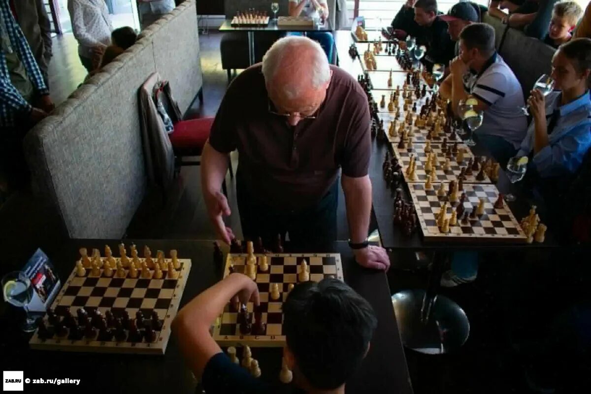 Шахматы путин фигуры. Сеанс одновременной игры + костенюк. Магнус карлсен гарри каспаров 2004. Геополитика шахматы. Путин шахматы.