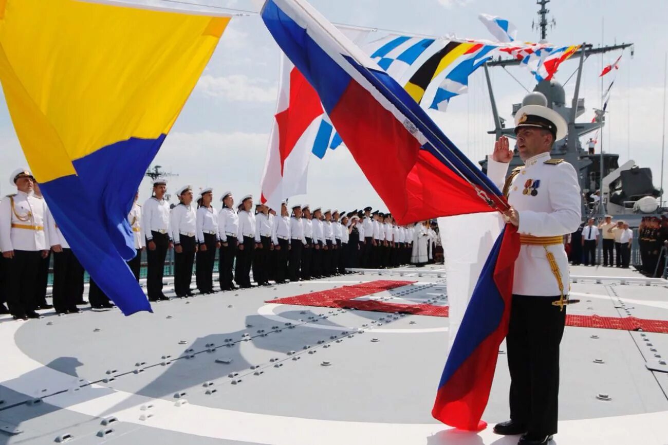 Подъем флага. Флагшток на корабле. Церемония поднятия флага. Флаг на корабле.