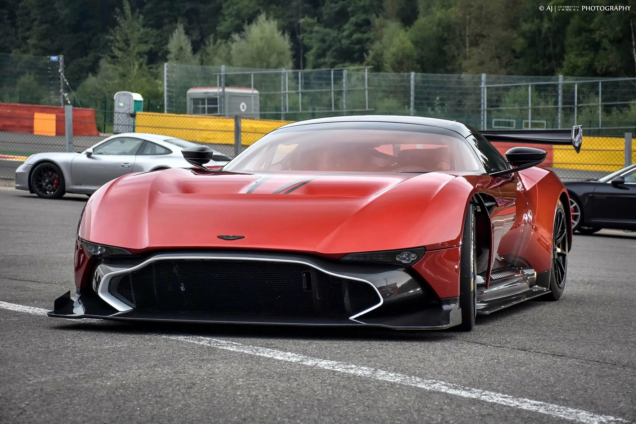 машина aston martin vulcan. 2016 aston martin vulcan. Aston martin vulcan 2016 hypercar. машина вулкан. Aston martin vulcan black.
