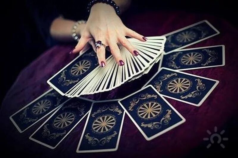 Кинуть таро. Карты таро магия. магия таролог. гадалка с картами. карты гадальные.