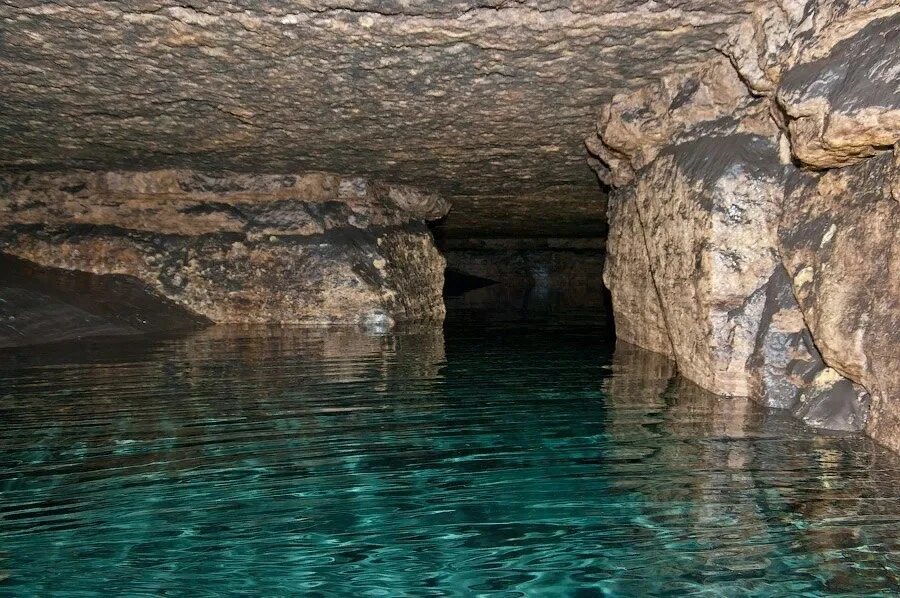 Подземное озеро Бразилия. Подземные пещеры в Орле. Пещера подземное озеро Крым. Пятницкие пещеры в Орле. Вода в подземных реках и озерах
