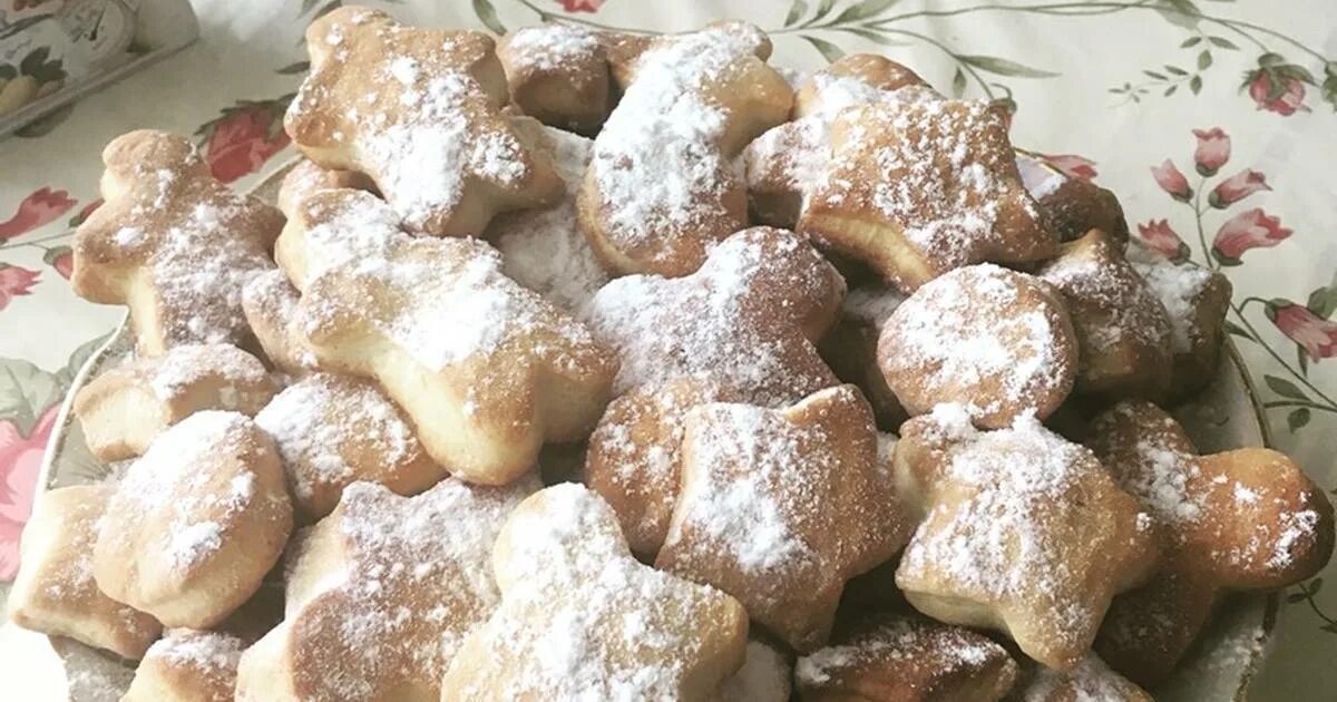 Мягкое печенье на сметане в духовке рецепт. Печенье на сметане. Печенье сметанное вкуснейшее. Печенье со сметаной и орехами. Рецепт печенья на сметане.