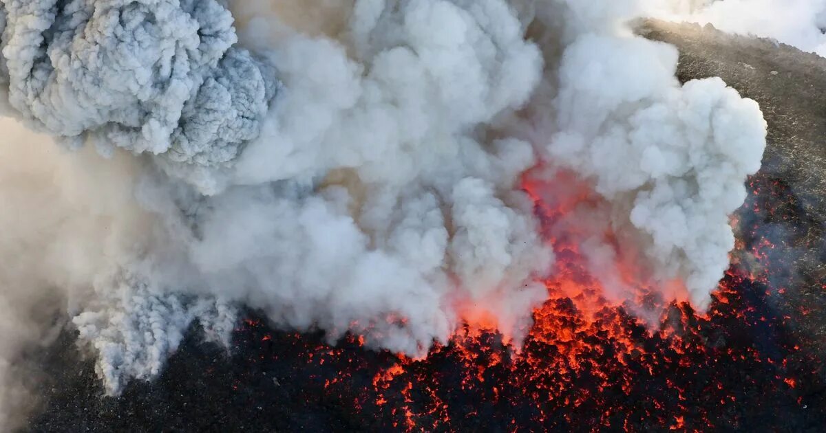 Вулканический пепел. Извержение вулкана. Выбросы вулканов. Дым вулкана. Вулканические вентиляции фиш. Вулканический пепел. Извержение вулкана. Выбросы вулканов. Дым вулкана.