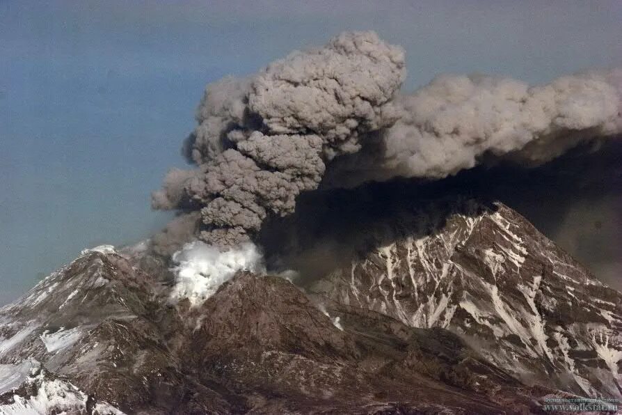 Вулкан эбеко на курилах выбросил столб пепла. Вулканические выбросы. Вулкан эбеко на курилах. Вулканические выбросы. Северо-курильск вулкан эбеко.
