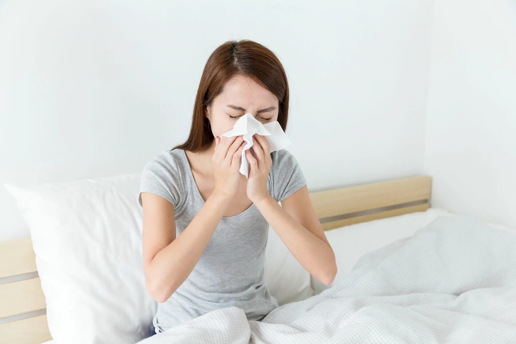 Что делать если часто болеешь простудными заболеваниями. Простуда. Простудные заболевания. Девушка насморк. Девушка чихает.