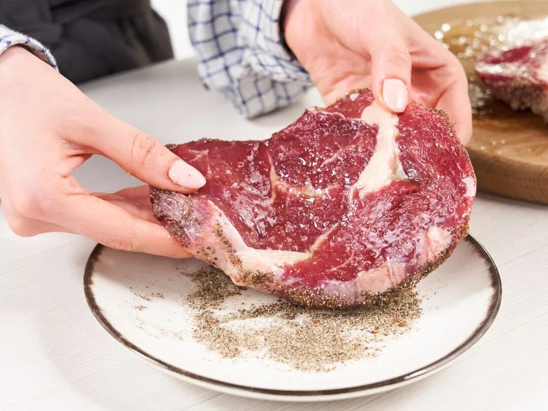 Соленое мясо. Посолил стейк. Посолил стейк. Посолил стейк. Лосось кижуч.