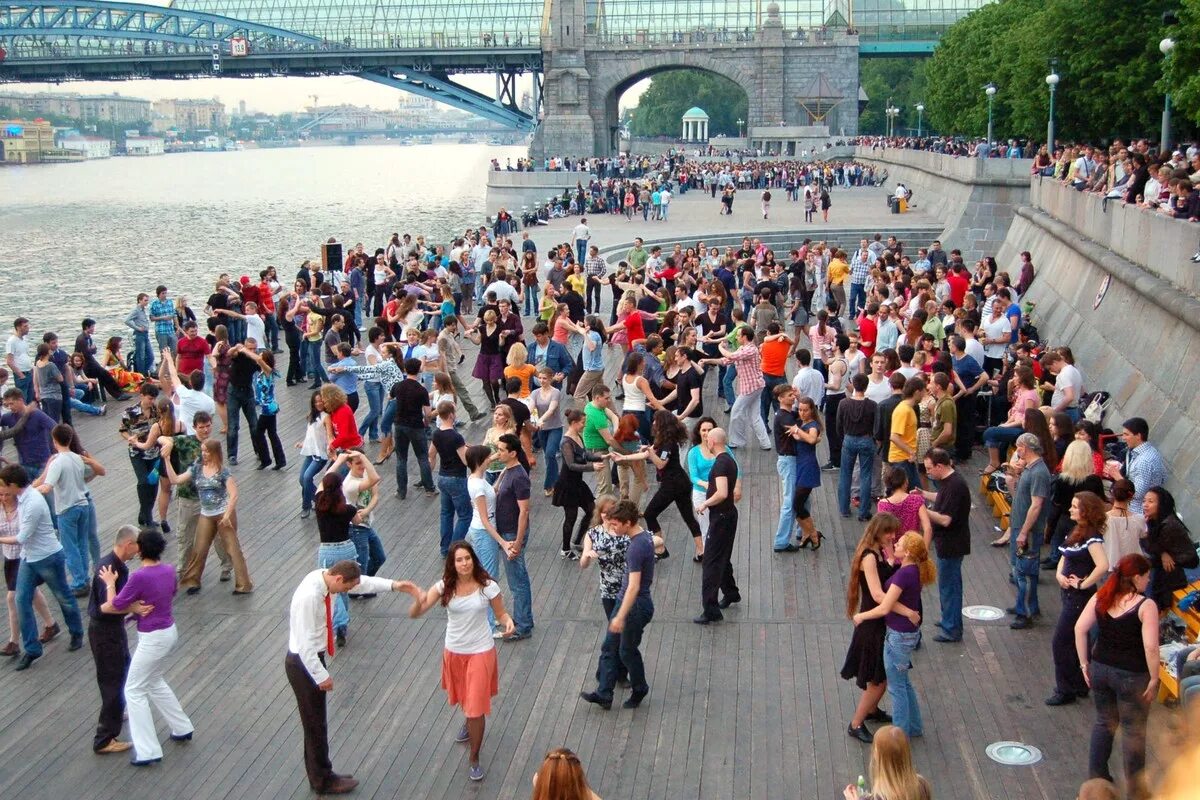 В парках много людей. Парк Горького Москва танцплощадки. Парк Горького танцевальная площадка. Танцплощадка в парке Горького. Парк Горького у Андреевского моста танцы.