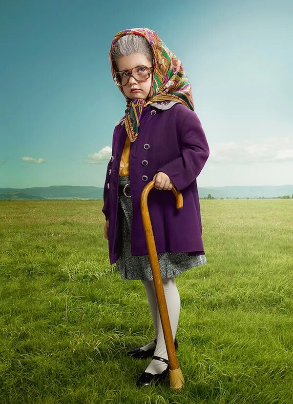 мужчина с бородой в костюме. костюм старость. мужчина в возрасте в костюме. костюм волонтера. образ старушки.