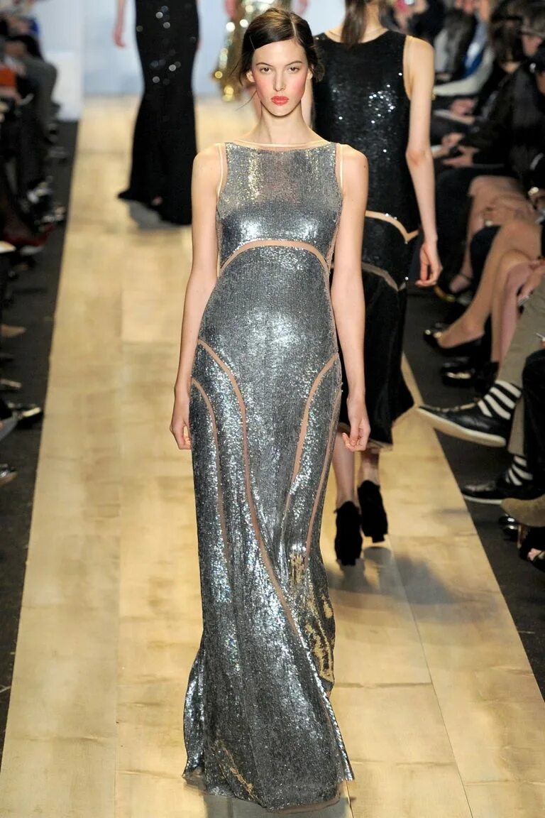 Carolina herrera показ. Юдашкин черные платья. Эли сааб черное платье. Платья на 2025 год. Праздничное платье на новый год 2023.