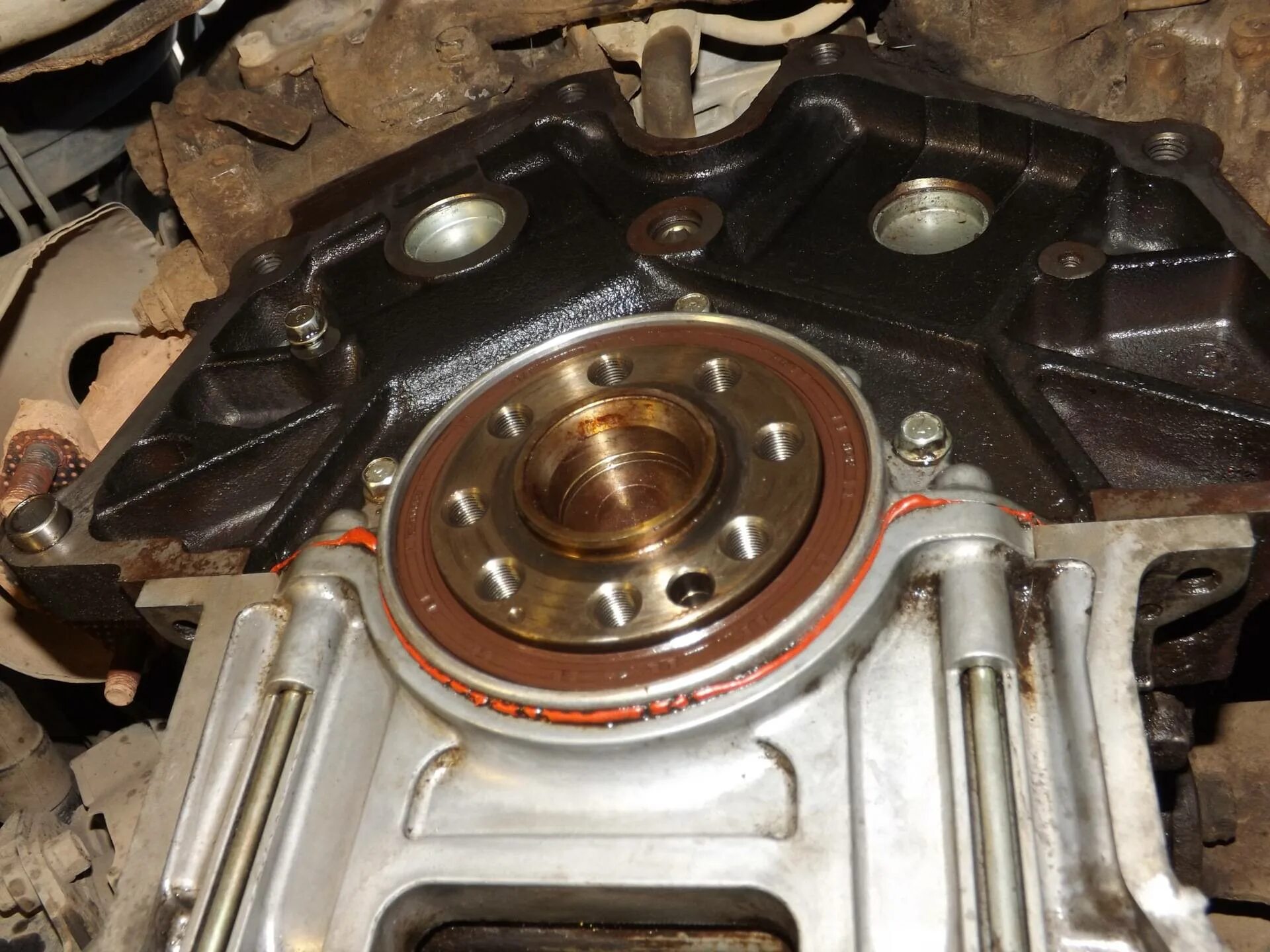 Тойота сурф сальник коленвала. Коренной сальник 8pe1. Коренной сальник двигателя. Сальник задний коренной стралис. Коренной сальник двигателя f18b.