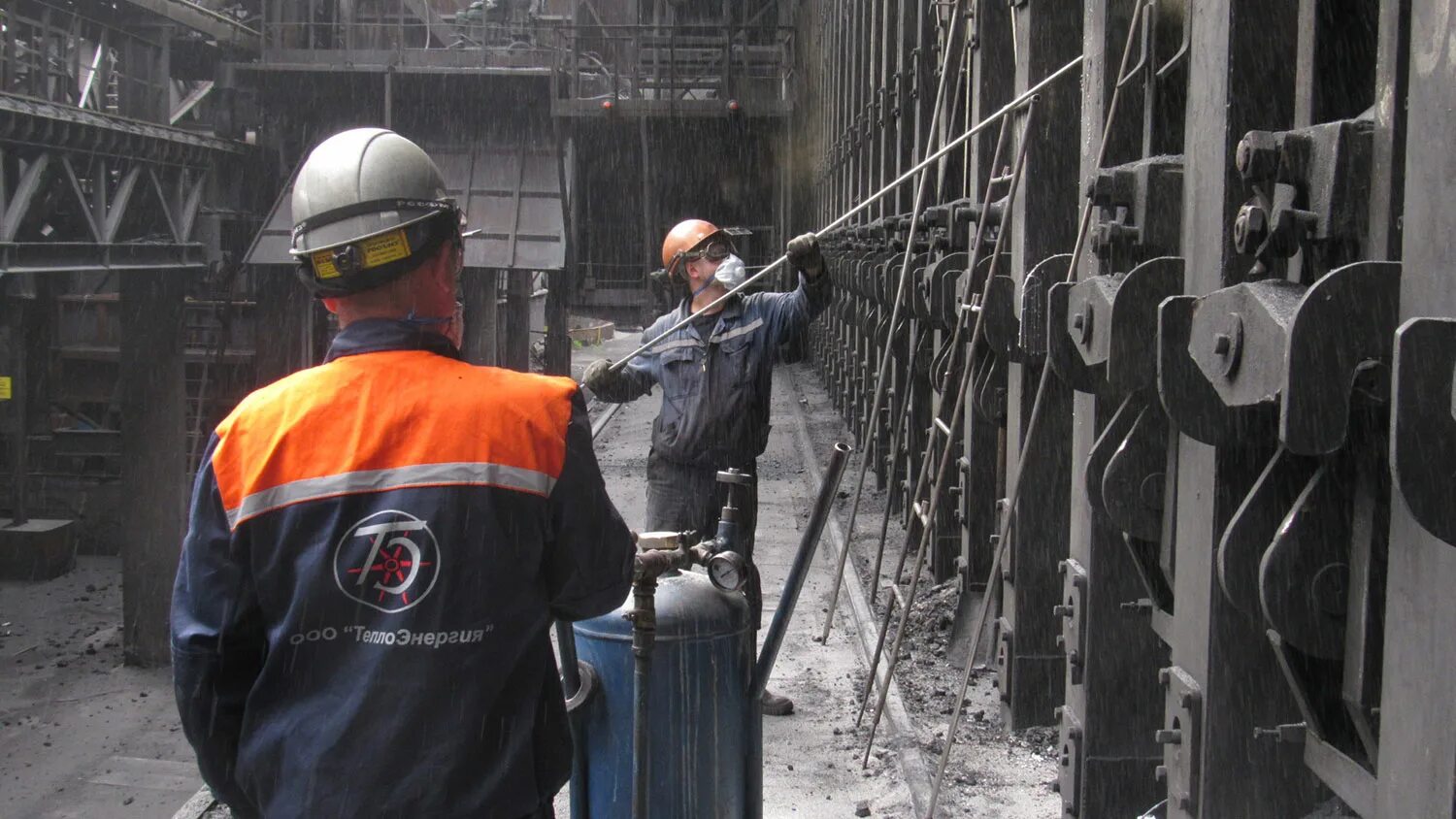 Металлургический завод алтай кокс. Люковой ммк магнитогорск. Газовщик коксовых печей. Коксовый цех магнитогорск. Газовщик коксовых печей.