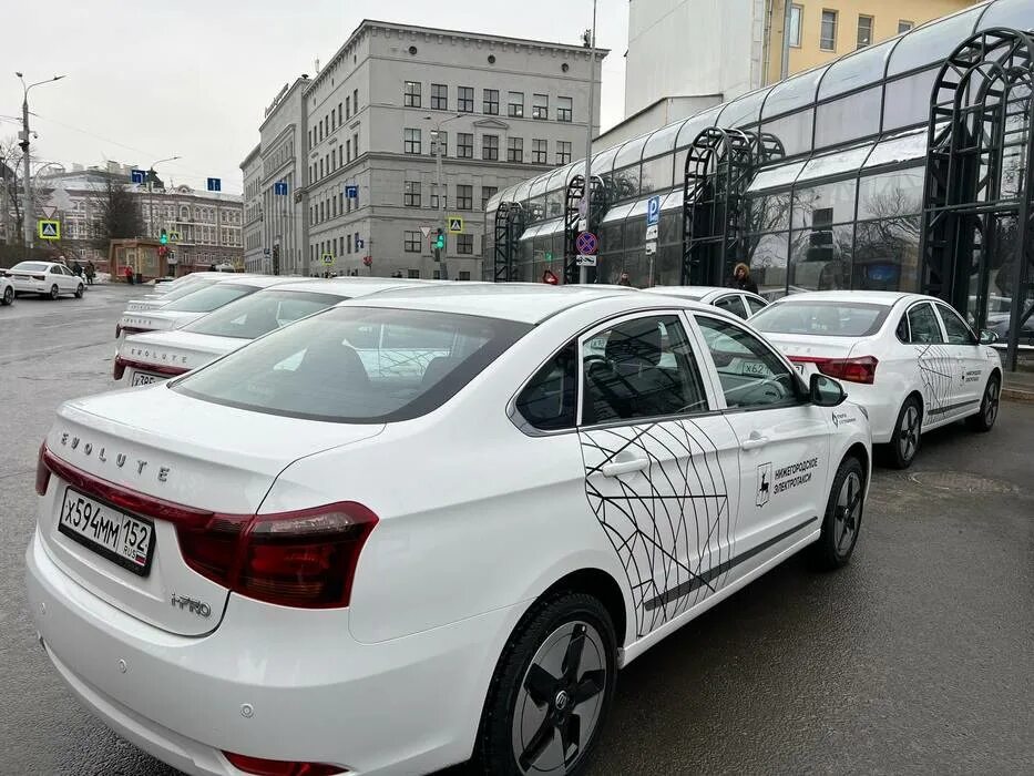 Оцинкованные автомобили марки. Первое электротакси. Нижегородское электротакси. Швейцарская машина марка. Нижний новгород марки машин.