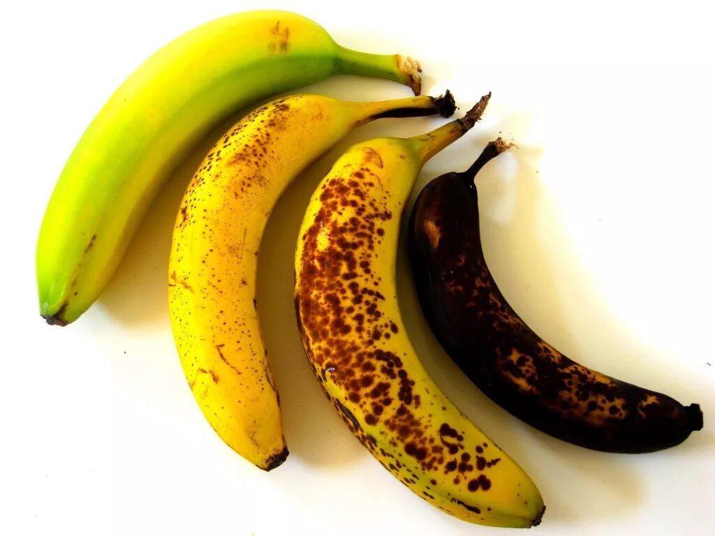 Какие бананы полезнее зеленые или. Спелый банан. Переспелый банан. Коричневый банан. Перезрелый банан.