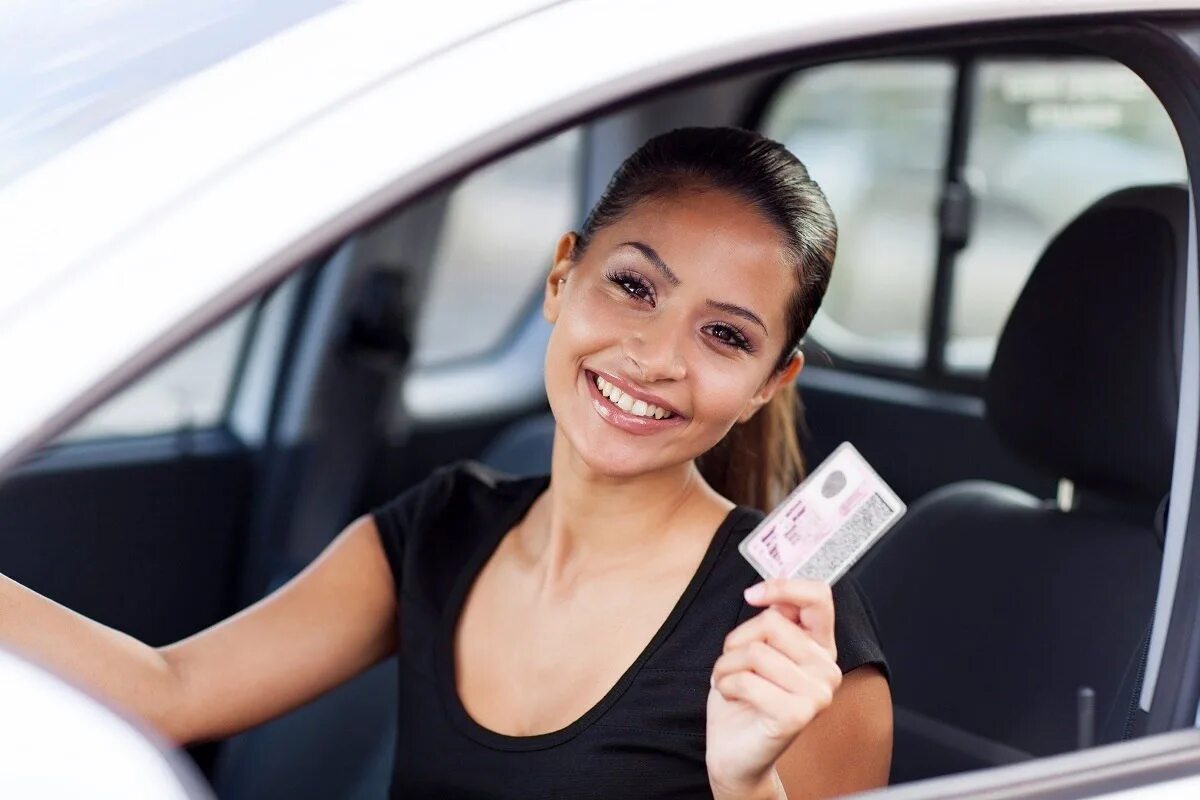 Девушка с водительскими правами. Цена прав на автомобиль