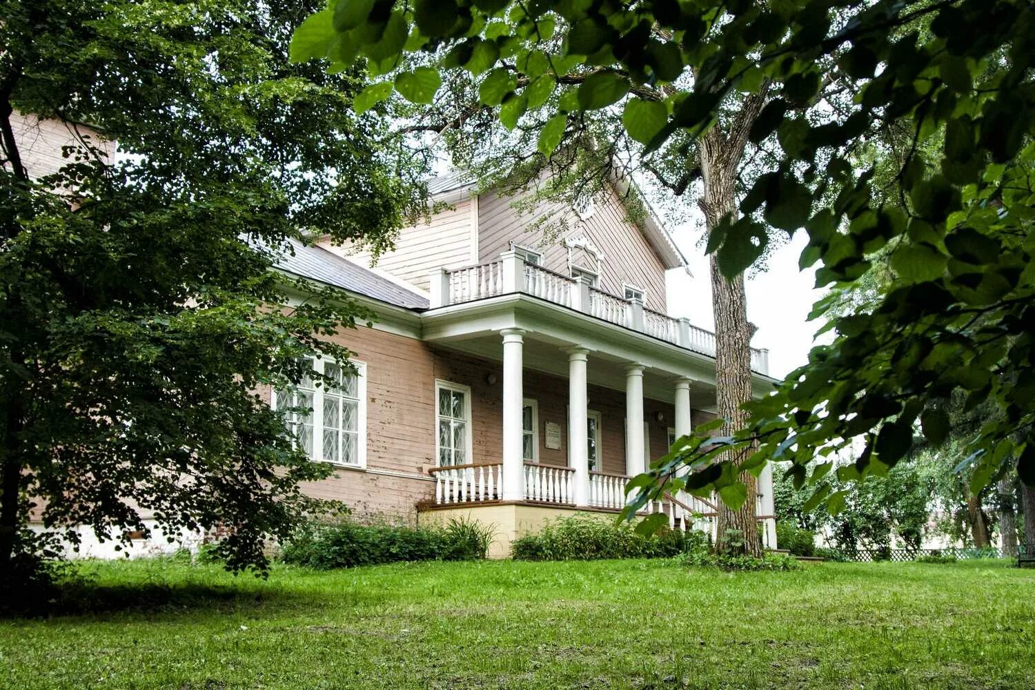 музей заповедник спасское лутовиново. дом музей марка твена в хартфорде штат коннектикут. усадьба в михайловском ясная поляна. дача пастернака в переделкино. дом музей хемингуэя сша.