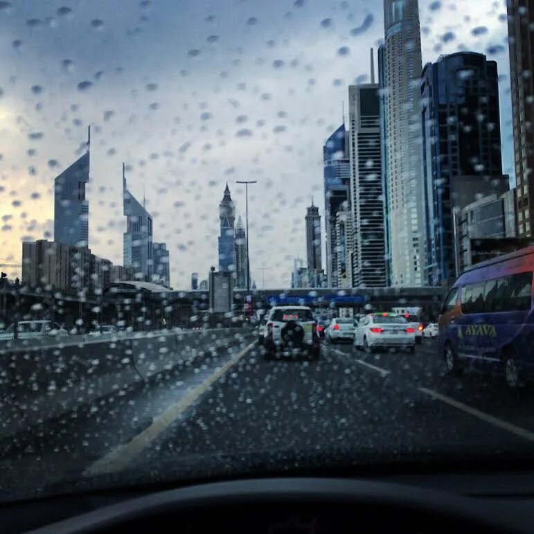 Бывают ли дожди в дубае. Дождь в Дубае. Ливень в Дубае. Улица дождя в Дубае. Дождливый Дубай\.